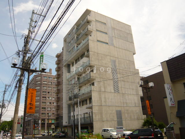 札幌市中央区南十四条西のマンションの建物外観