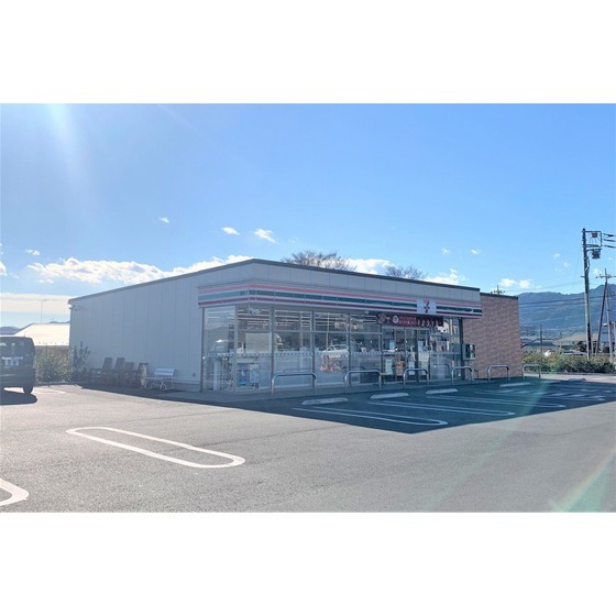 コンビニ　セブンイレブン（コンビニ）まで327m