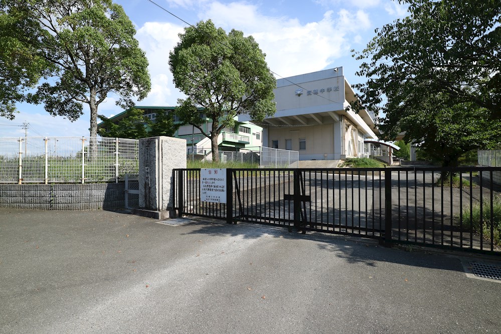 中学校　飯塚市立筑穂中学校（中学校）まで1576m