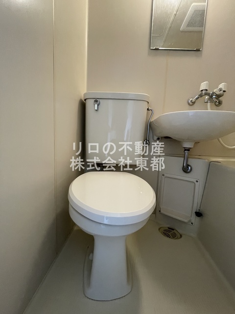 トイレ　白基調で清潔感のあるトイレです♪