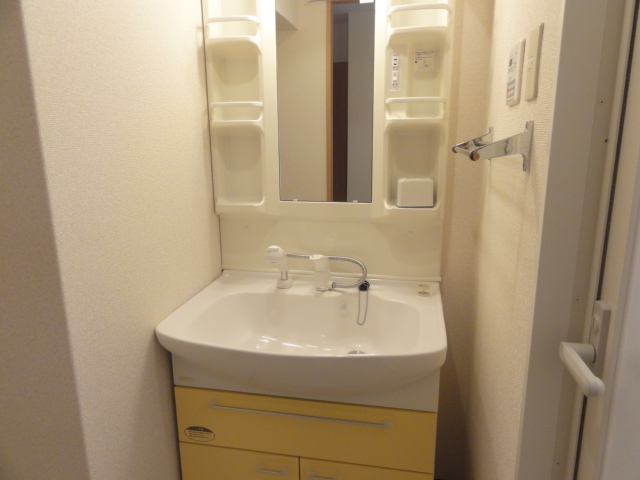 洗面設備　独立洗面台、朝の身支度には欠かせません