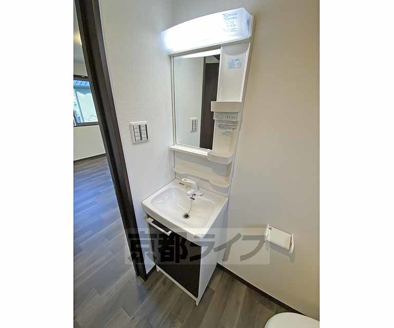 収納　綺麗な洗面化粧台です。