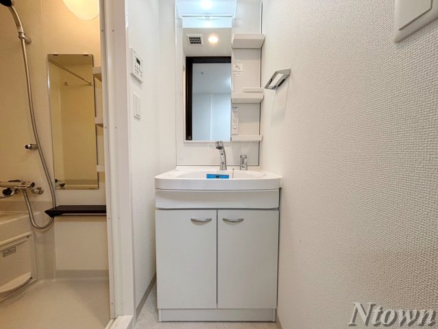 洗面設備　独立洗面台、小物を置くことができて便利です