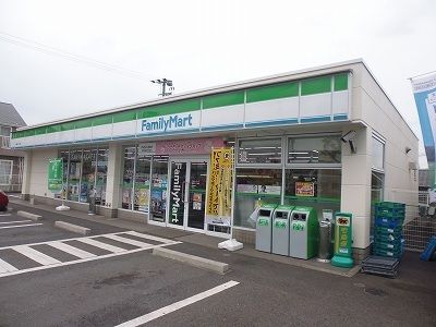 コンビニ　ファミリーマート（コンビニ）まで500m