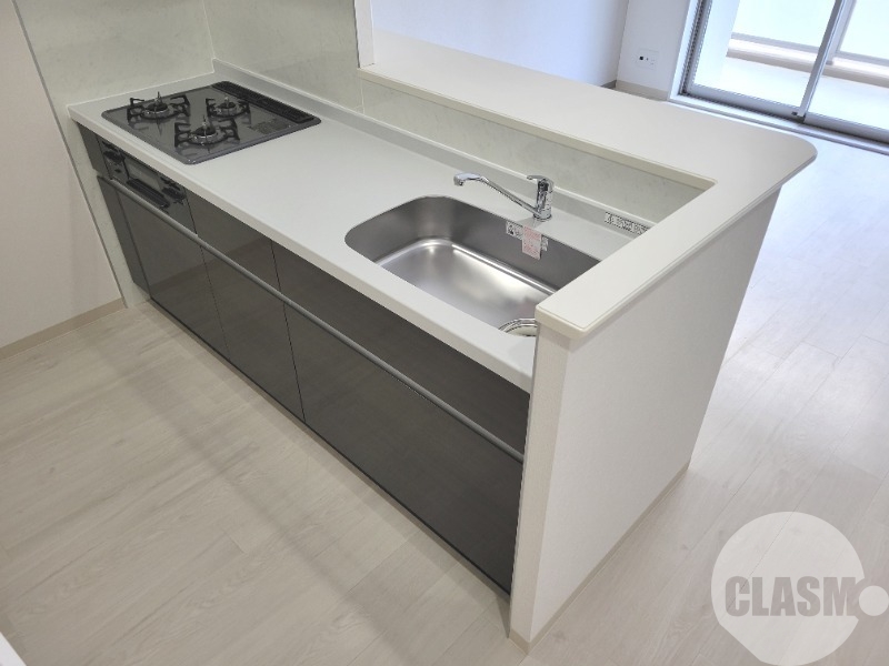 キッチン　効率よくお料理できる３口コンロ付き♪