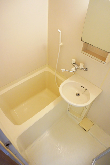 バス・シャワールーム　※補修前の参考画像の為、設備等は現況優先。