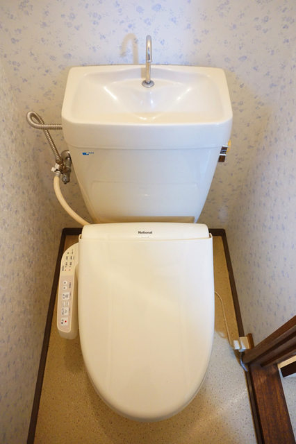 トイレ　※補修前の参考画像の為、設備等は現況優先。