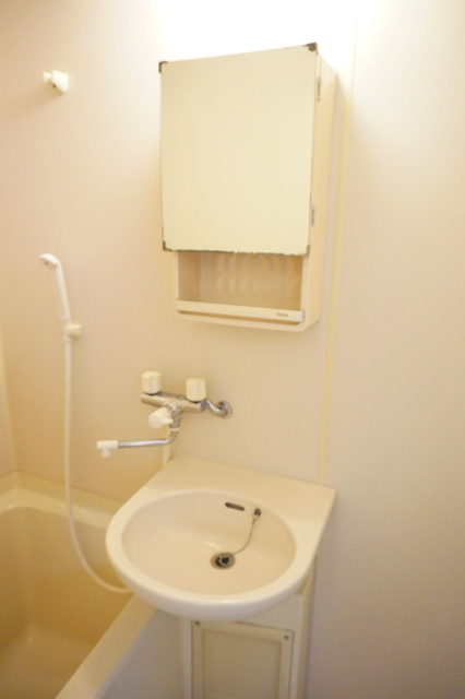 洗面設備　※補修前の参考画像の為、設備等は現況優先。