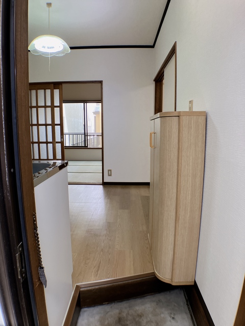 玄関　※補修前の参考画像の為、設備等は現況優先。