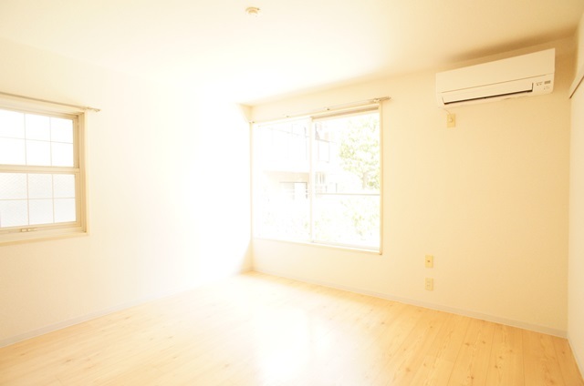 居室・リビング　２面採光で明るく風通しの良い角部屋です