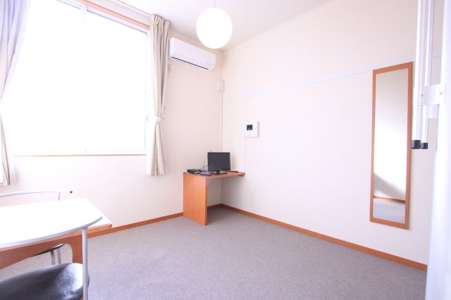 居室・リビング　机、いす、テーブル、姿見鏡があり、テレビ・エアコン・インター