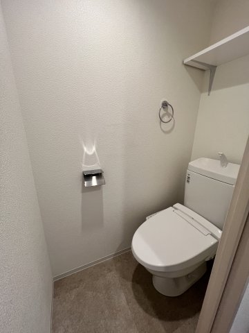 トイレ　落ち着いた色調のトイレです