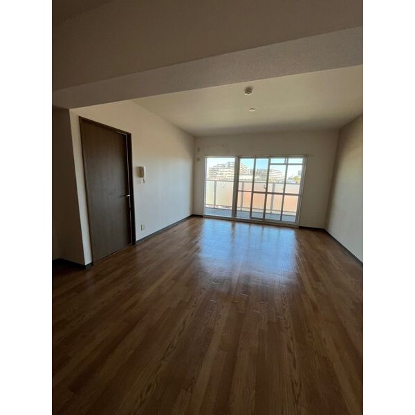 居室・リビング　床色が落ち着いた色合いで綺麗です♪