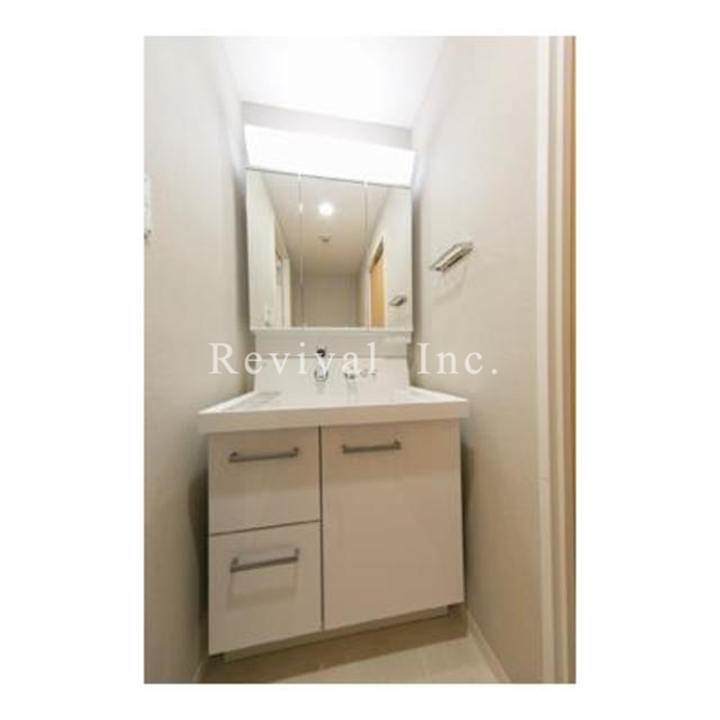 洗面設備　毎日の身だしなみチェックに必須ですね