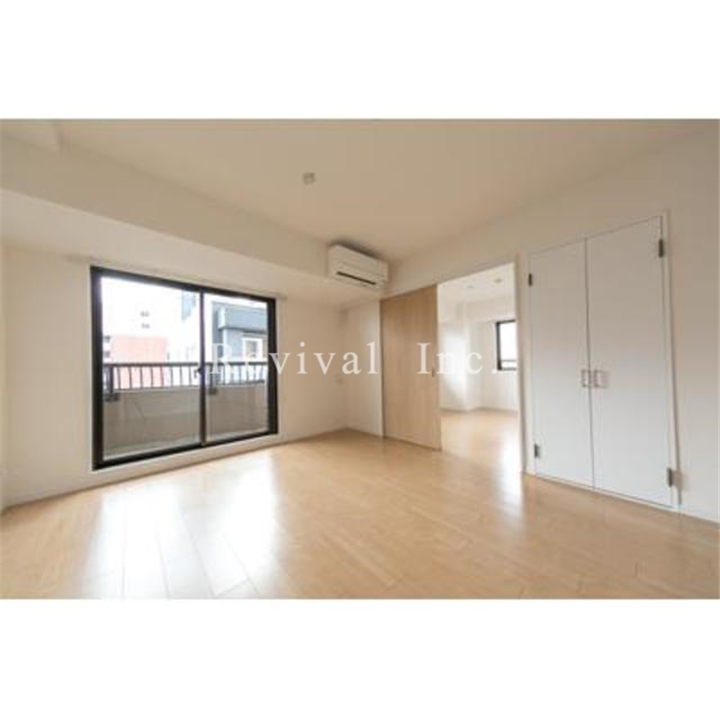 居室・リビング　開放感あるリビングでございます