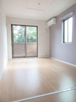 居室・リビング　二面採光で明るい洋室6帖♪エアコン付き♪