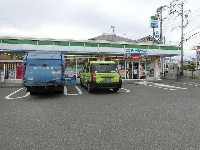 コンビニ　ファミリーマート（コンビニ）まで500m