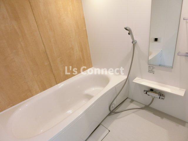 バス・シャワールーム　足を伸ばして入れる１坪浴室。追焚き、浴室乾燥付き。