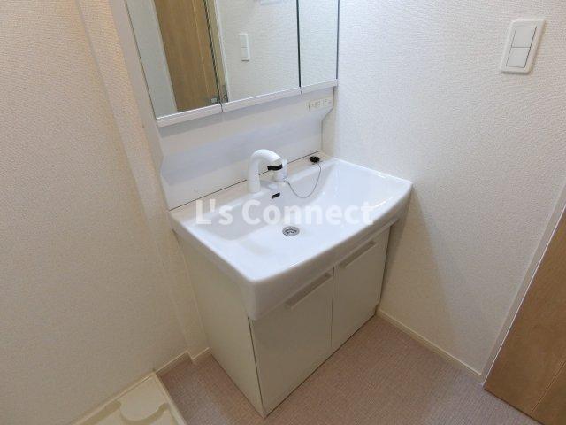 洗面設備　朝の支度もスムーズな独立洗面台。