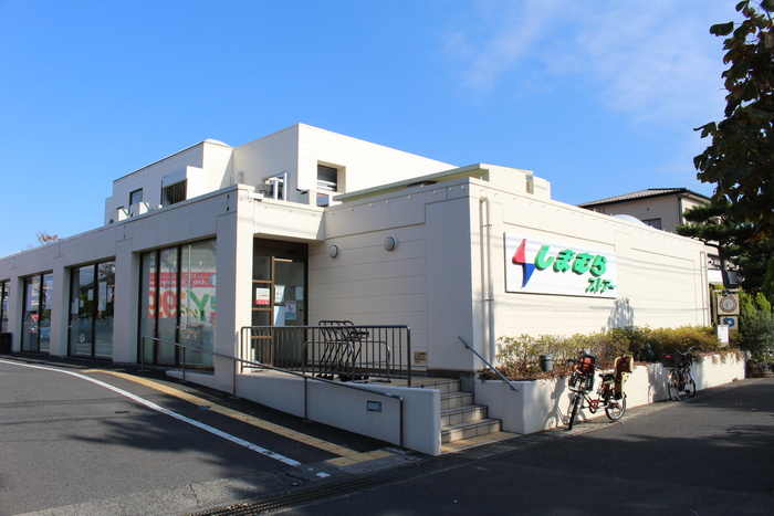 スーパー　しまむらストア（スーパー）まで672m