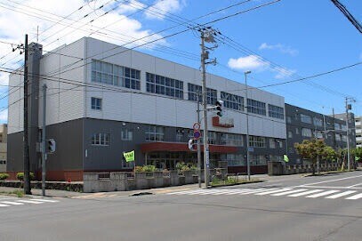 中学校　札幌市立美香保中学校（中学校）まで245m