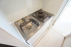 キッチン　2口コンロ付。まな板を置くスペースもあるので自炊も楽しく。