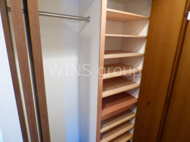 玄関　大きなシューズボックス付きの玄関には、ゴルフバックも収納でき