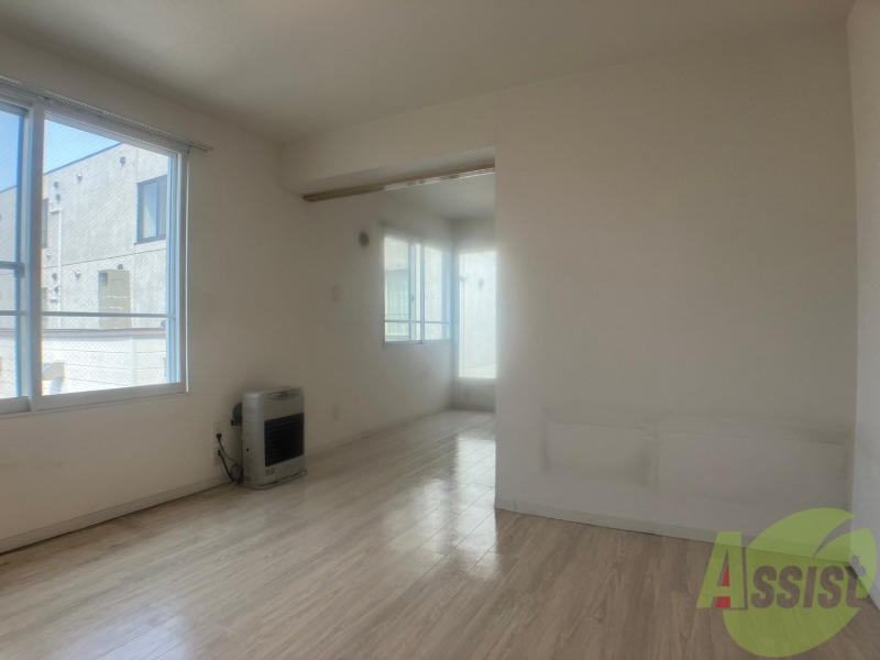 居室・リビング　木目のフローリングは落ち着きのある印象のお部屋になりますね。