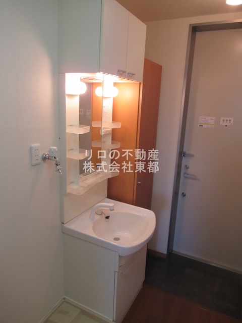 洗面設備　洗面化粧台タイプなので洗髪もできて便利ですね♪