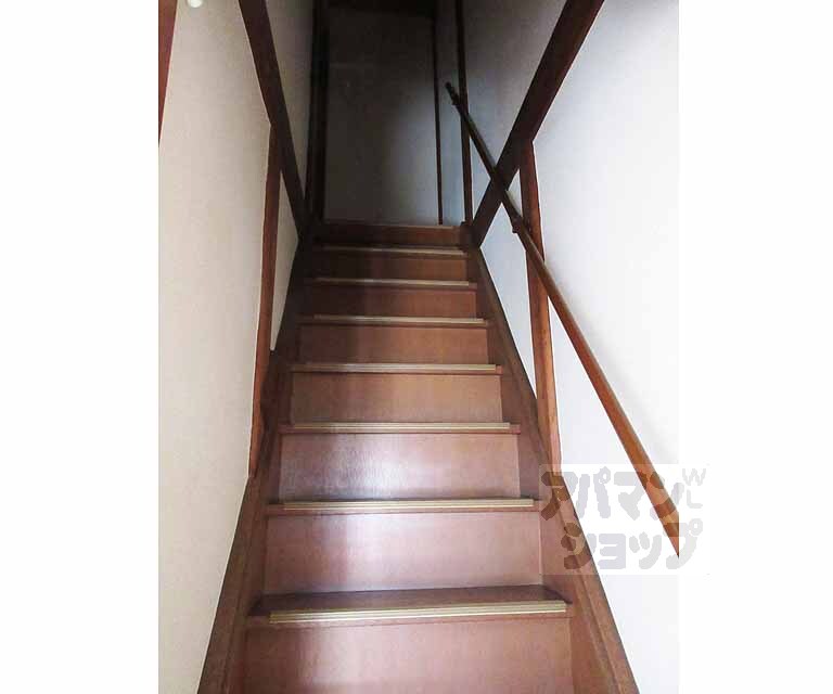 その他部屋・スペース　２階へと続く階段。