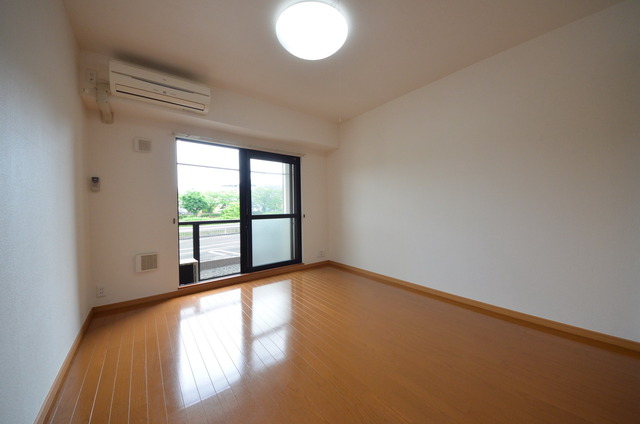 居室・リビング　★大きな窓が、お部屋を明るくしてくれます★