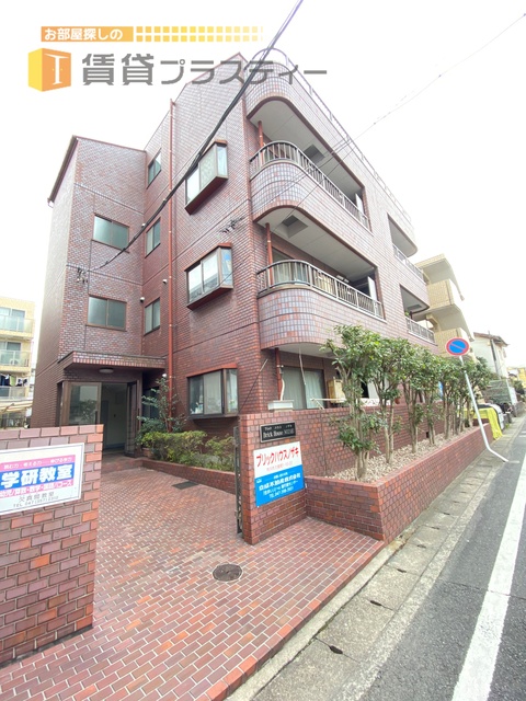 建物外観　重圧感あるレンガ調のお家で新生活を