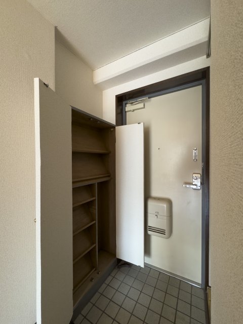 玄関　同物件別号室の写真です。