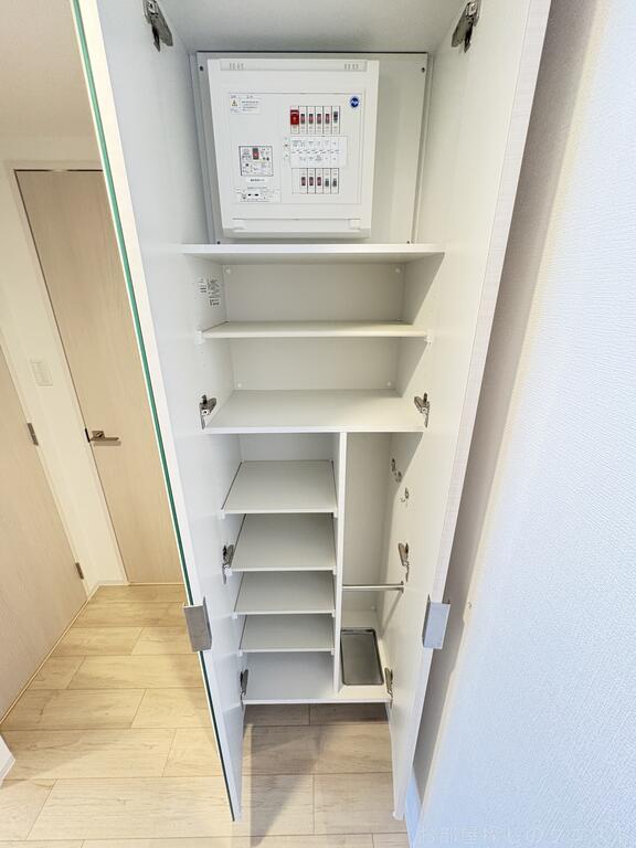 玄関　(写真は同タイプ）