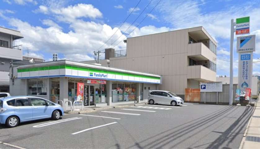 コンビニ　ファミリーマート（コンビニ）まで882m