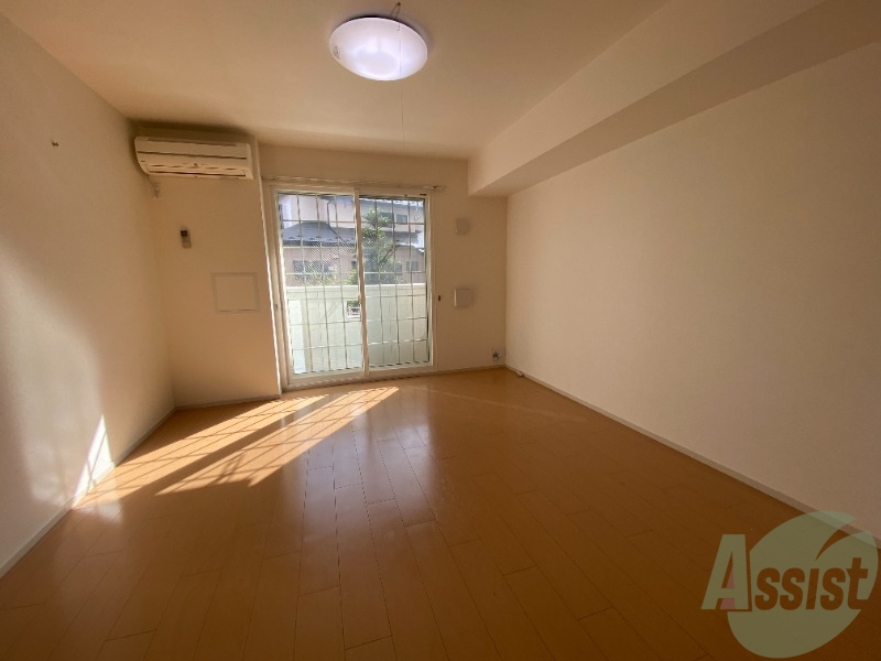 居室・リビング　リビングはこんな感じです。窓が大きくて良く陽が入ってきます。