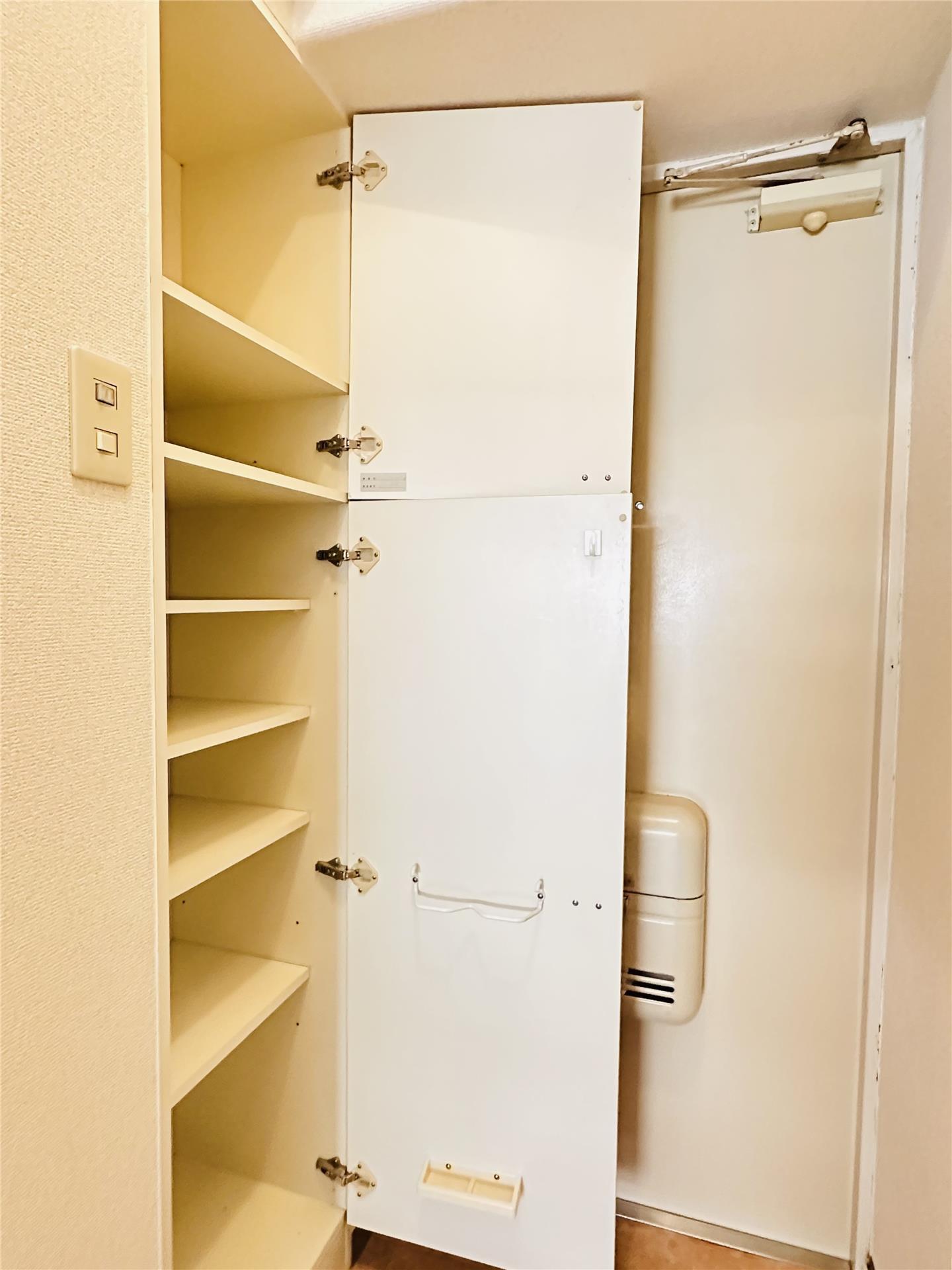 玄関　※同物件別室同タイプの写真です