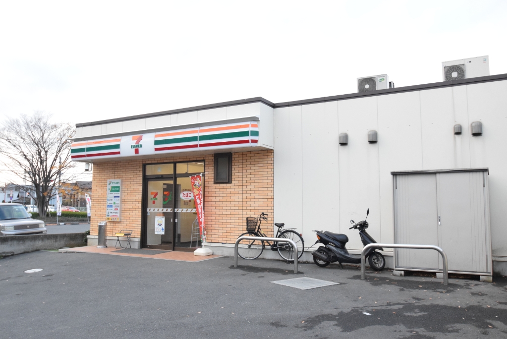 コンビニ　セブンイレブン（コンビニ）まで751m