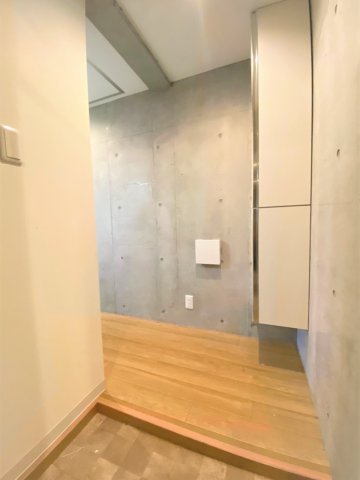 玄関　玄関から見た室内です。(同フロア別部屋)