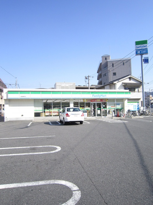 コンビニ　ファミリーマート（コンビニ）まで115m
