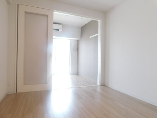 居室・リビング　写真は同建物別の０２号室タイプの写真です。