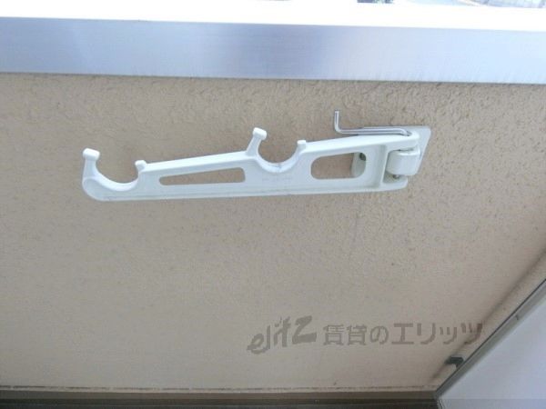 バルコニー　物干し竿掛け