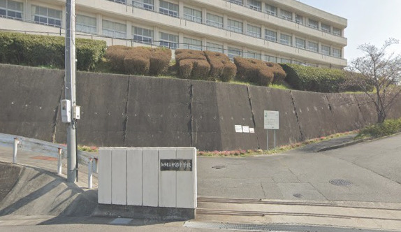 中学校　知多市立中部中学校（中学校）まで194m