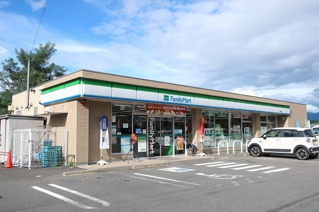 コンビニ　ファミリーマート（コンビニ）まで1500m
