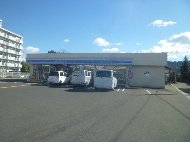 コンビニ　ローソン 高知鴨部三丁目店（コンビニ）まで411m