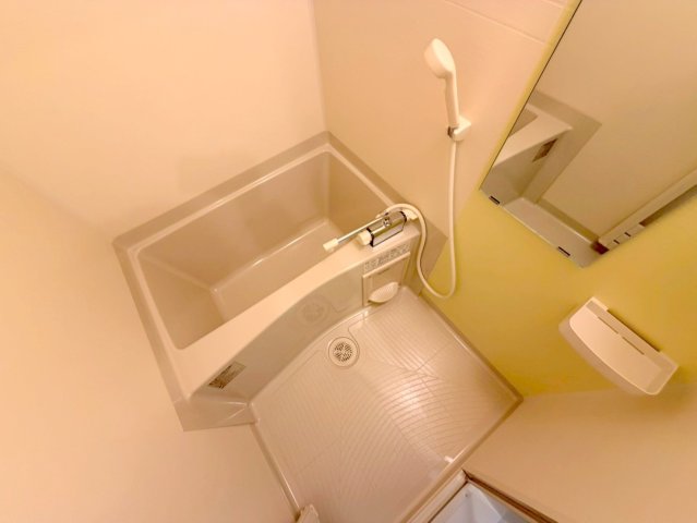 バス・シャワールーム　広めのお風呂は一日の疲れを癒してくれます。