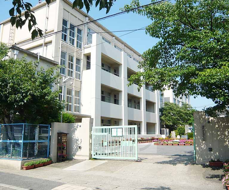 中学校　桃陵中学校（中学校）まで50m