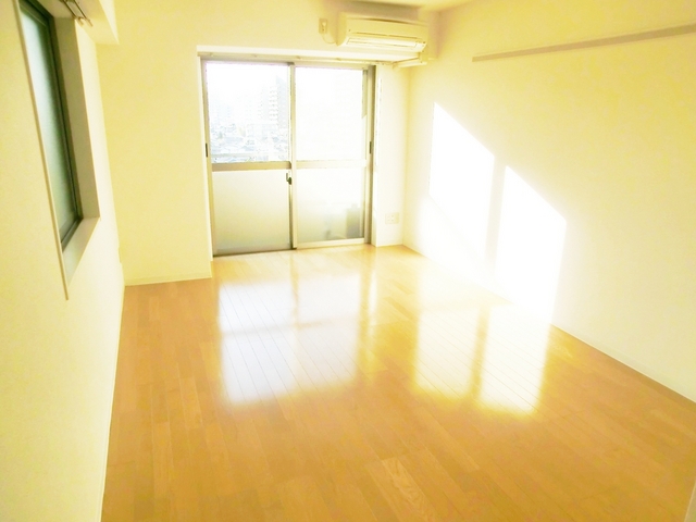 居室・リビング　2面採光でとても明るいお部屋です。