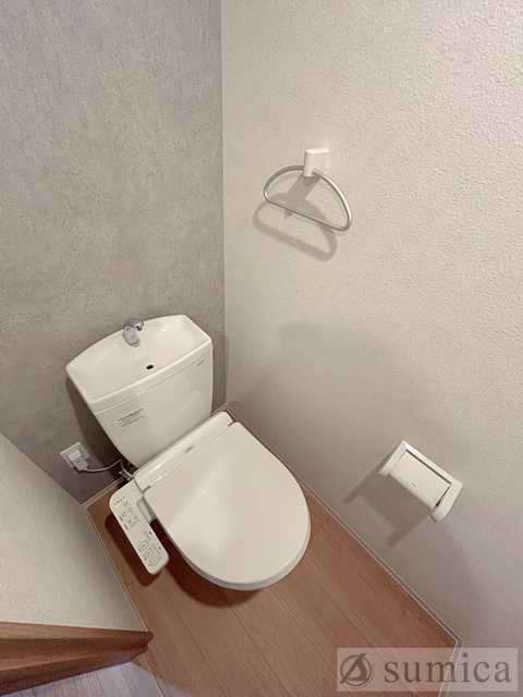 トイレ　人気アイテムの温水洗浄便座。清潔感のあるトイレです。