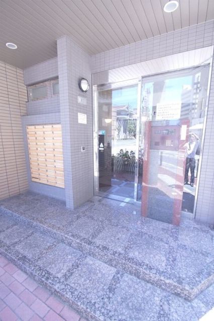 エントランス　【エントランス（外）】共有部オートロック
